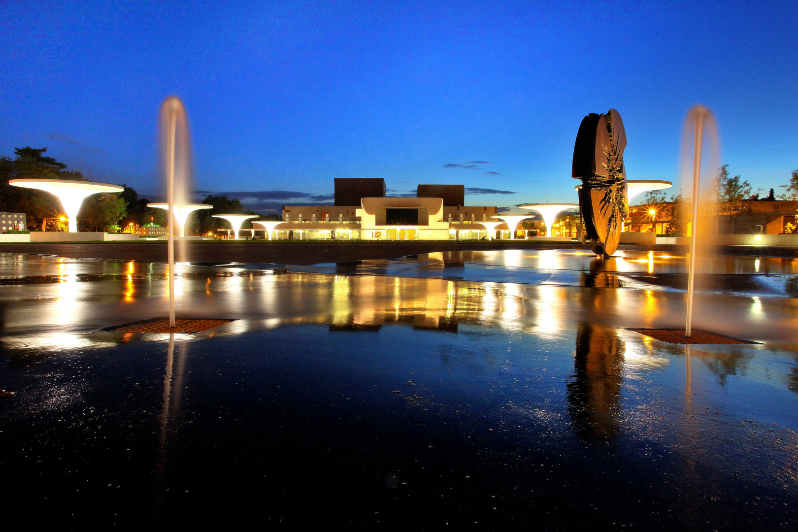 darmstädter Staatstheater bei Nacht