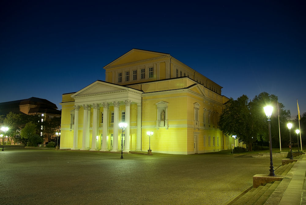 Darmstädter Theater am Karolinenplatz zur blauen Stunde