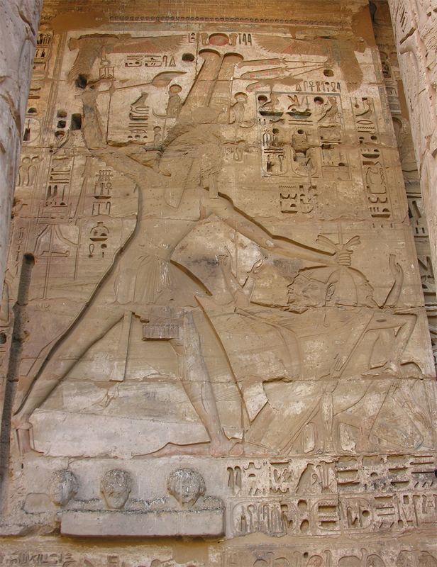 Darstellung eines Feinderschlagungsritual in Medinet Habu (Luxor Westbank)