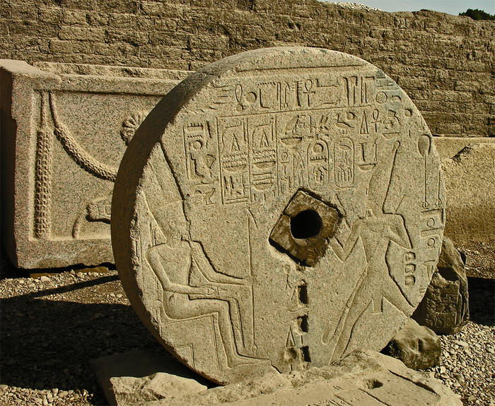 Darstellung eines rituellen Laufes – Mühlstein-Relief in Dendera