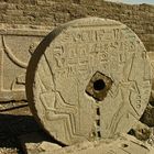 Darstellung eines rituellen Laufes – Mühlstein-Relief in Dendera