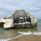 Darth Vader mit einer Möve auf einer Bunkerruine am Strand