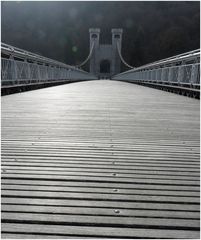 darunter ist eine tief eingeschnittene Schlucht