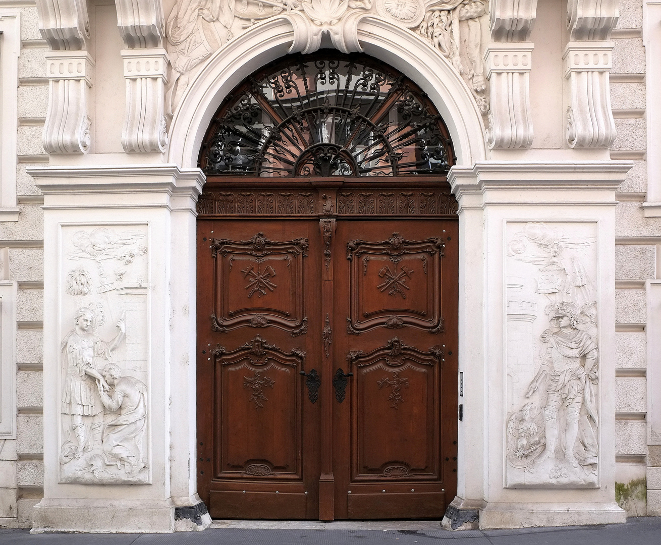 das 1. Portal Himmelspfortgasse 8