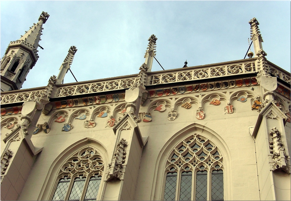 -das 3-reihige Wappenfries der Ritterkapelle Hassfurt-