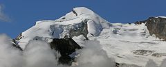 Das 4027m hohe Allalinhorn hoch über Saas Fee...