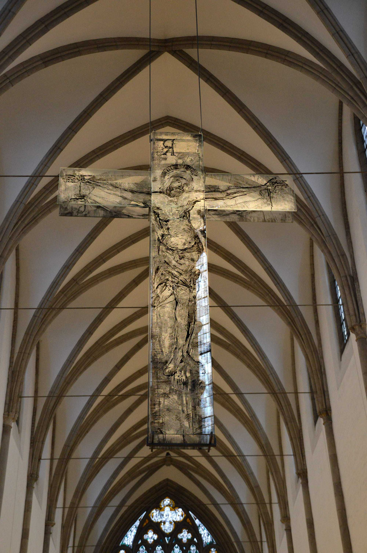 Das 4,50 Meter hohe, gläserne Kruzifix der Minoritenkirche St. Mariä Empfängnis in Köln