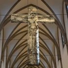 Das 4,50 Meter hohe, gläserne Kruzifix der Minoritenkirche St. Mariä Empfängnis in Köln