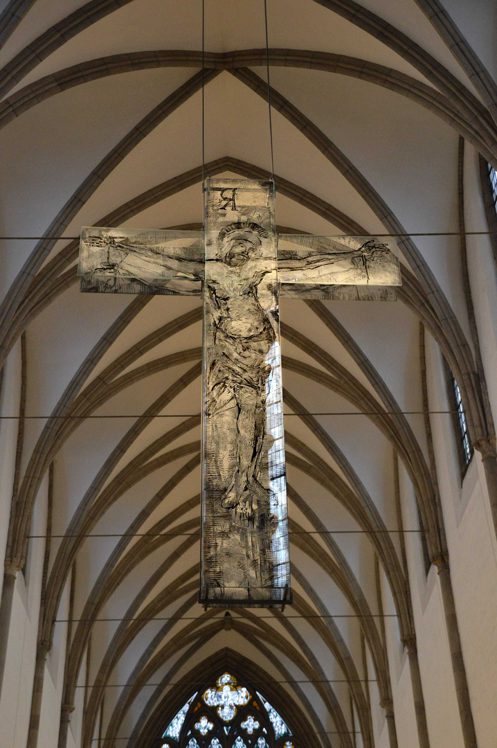Das 4,50 Meter hohe, gläserne Kruzifix der Minoritenkirche St. Mariä Empfängnis in Köln / Rückseite