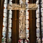 Das 4,50 Meter hohe, gläserne Kruzifix der Minoritenkirche St. Mariä Empfängnis in Köln überarbeitet