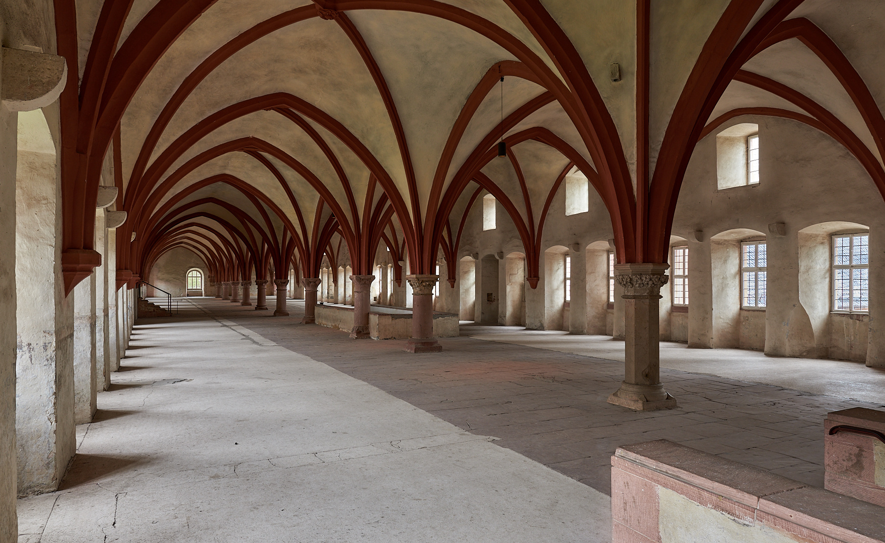 Das 72 Meter lange Mönchsdormitorium im Kloster Eberbach.