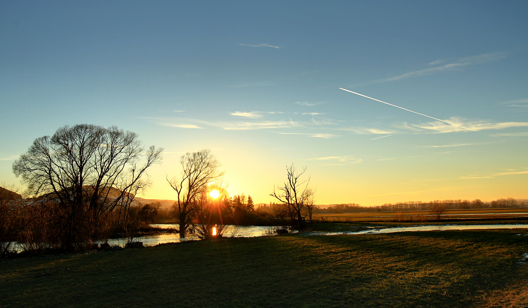 Das Abendlicht am Fluss