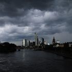 das Abendlicht reflektierende unterbelichtete Banken