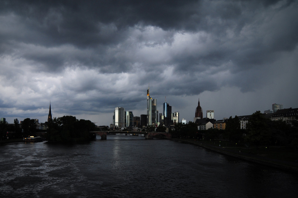 das Abendlicht reflektierende unterbelichtete Banken