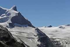 Das Adlerhorn kann man vom Unterrothorn besonders gut sehen ,denn...