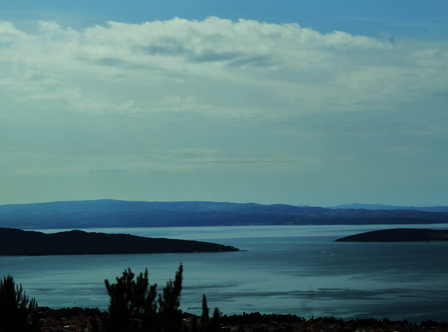 das Adriatische Meer in Dalmatien , eher eine Andeutung....hier