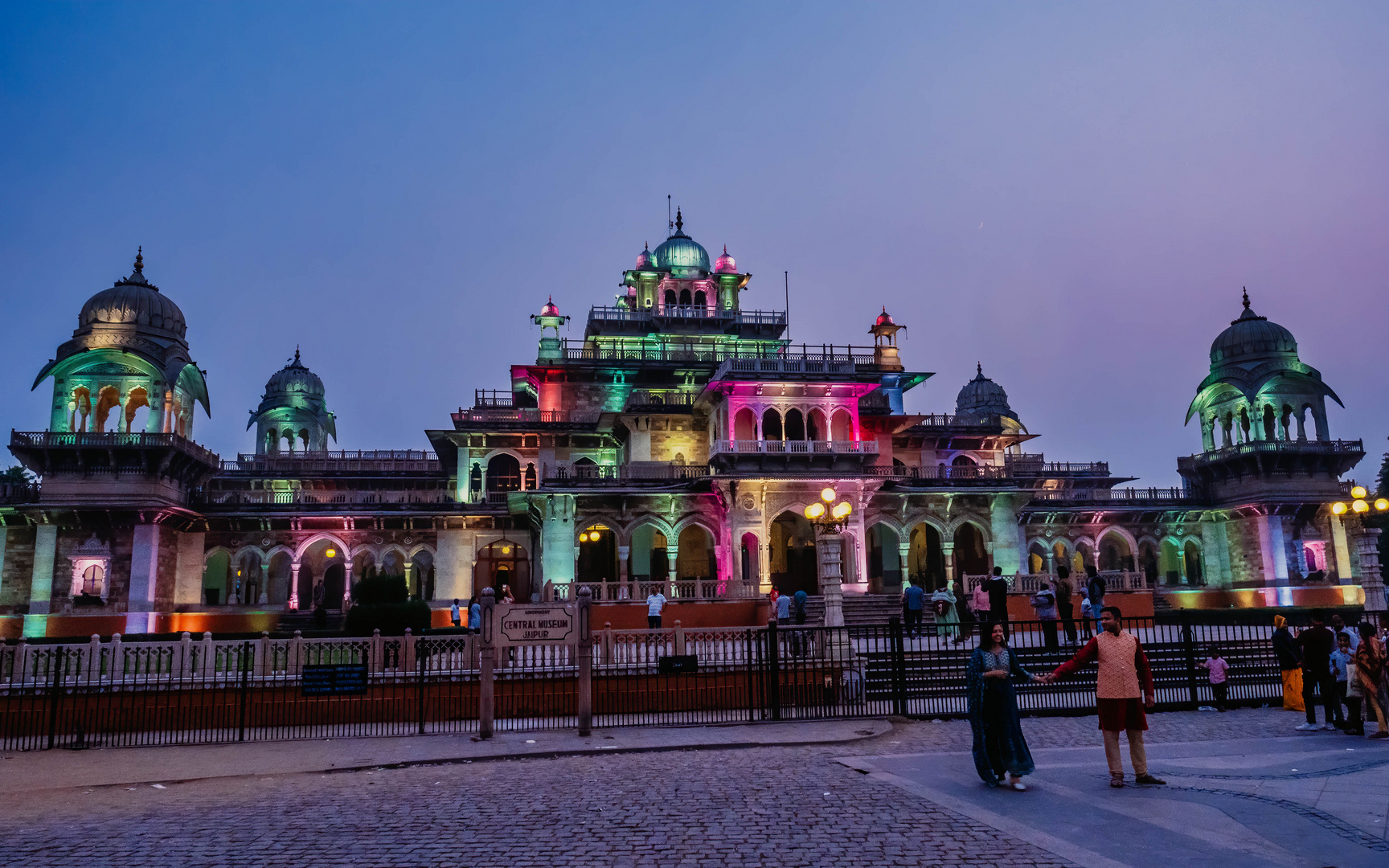 Das Albert Hall Museum in Jaipur nach Sonnenuntergang