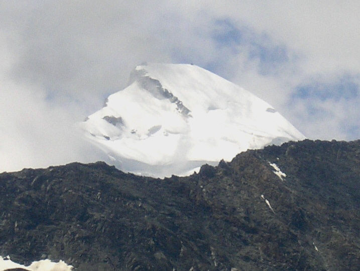 Das Allalinhorn lugt duch den aufgehenden Wolkenvorhang