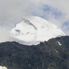 Das Allalinhorn lugt duch den aufgehenden Wolkenvorhang