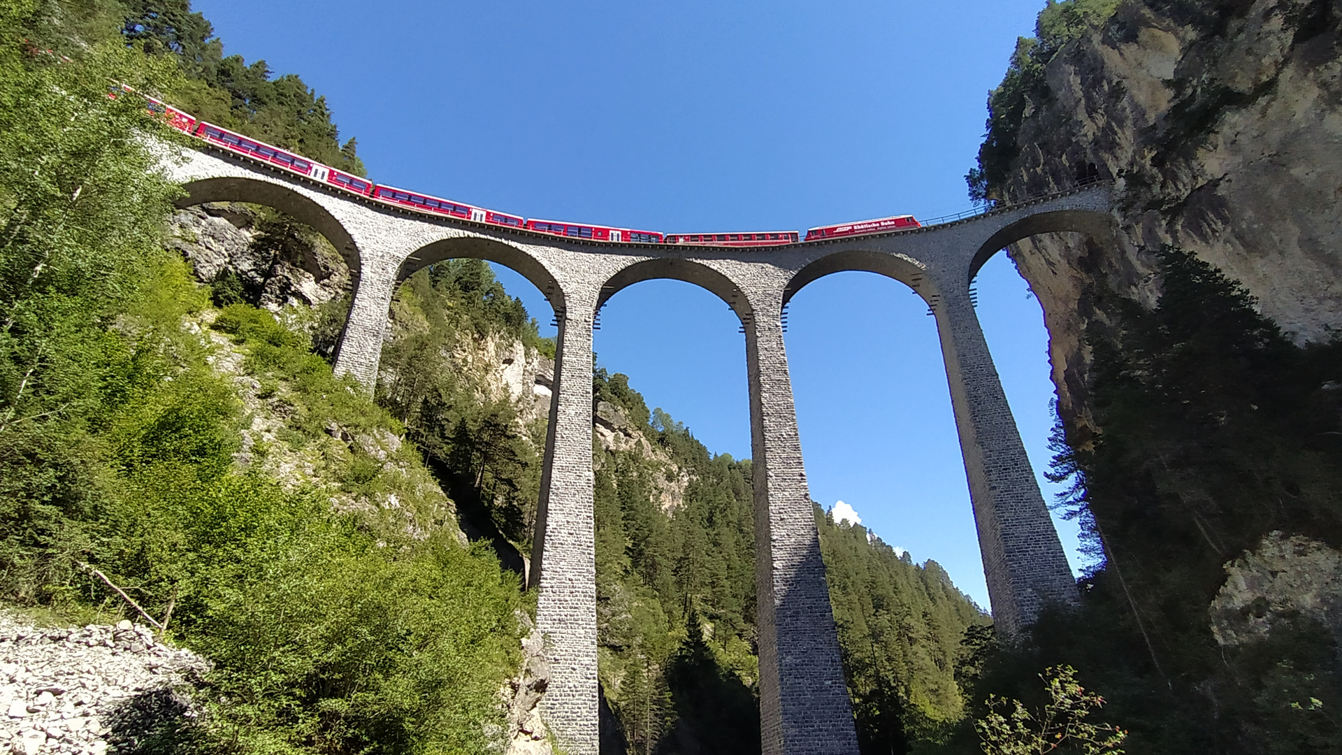 Das allseits bekannte Landwasserviadukt mal von unten