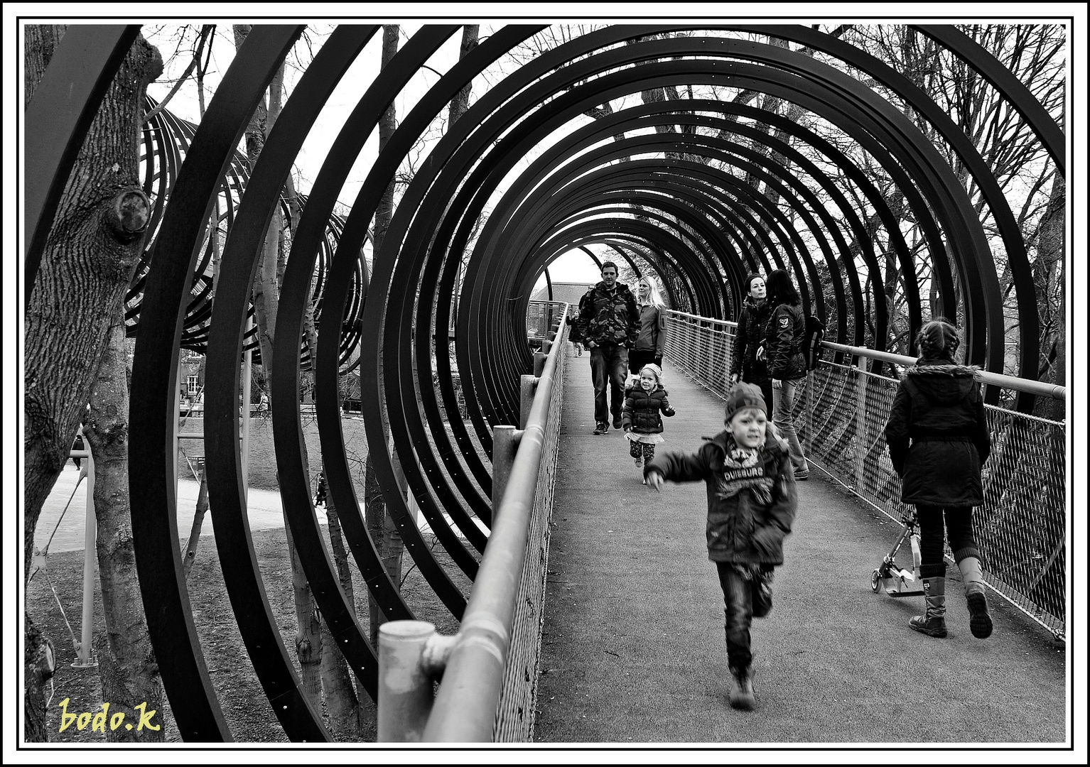 >Das alltägliche Leben auf der Slinky Springs to Fame-Brücke