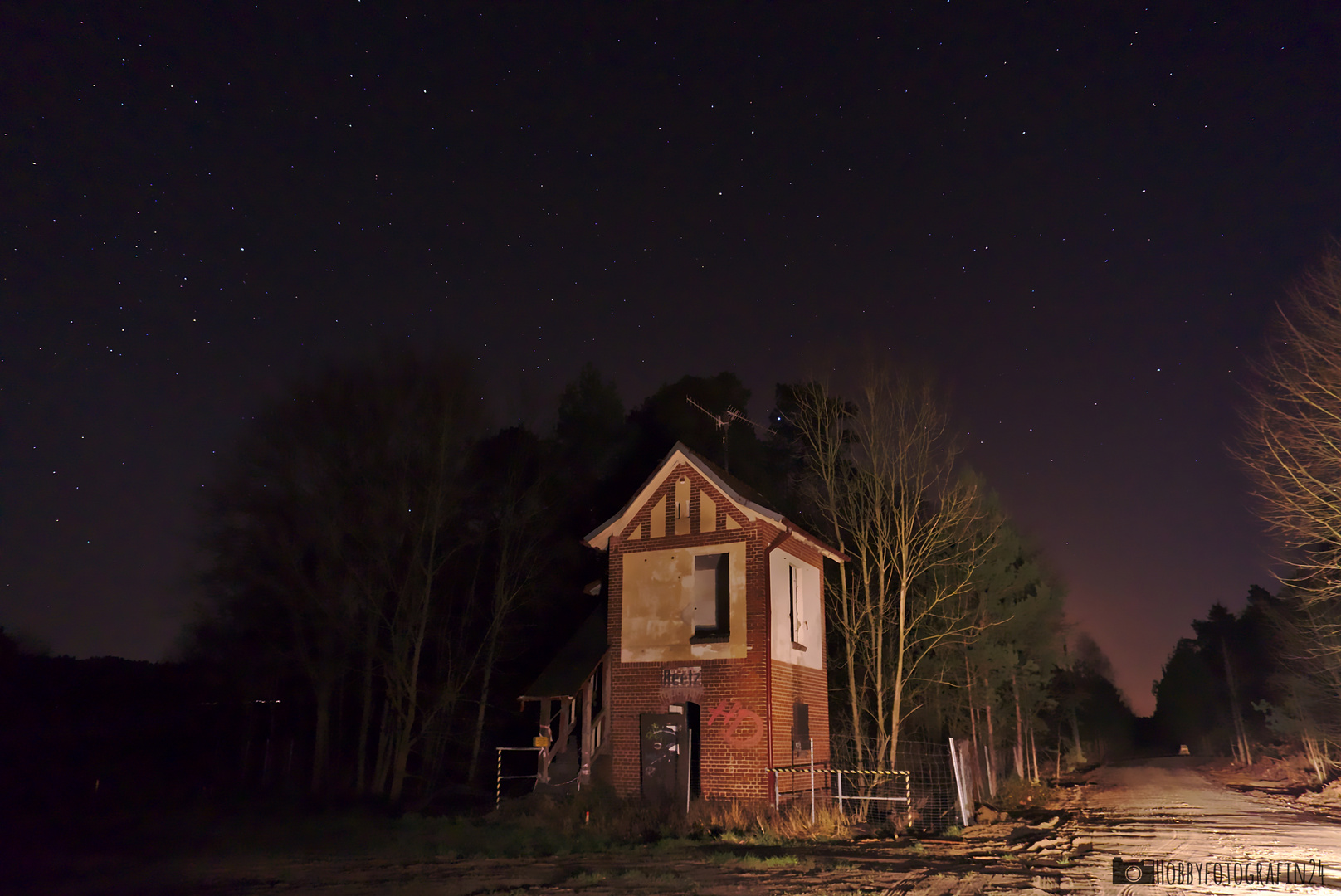 Das alte Bahnwärterhäuschen bei Nacht