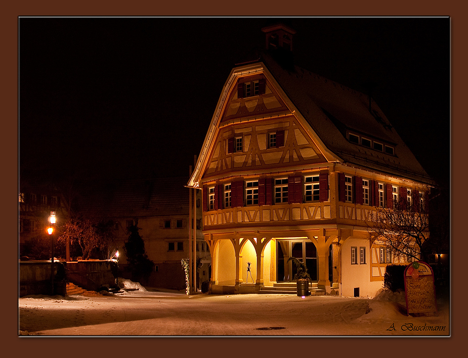 Das alte Beurener Rathaus bei Nacht