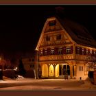 Das alte Beurener Rathaus bei Nacht