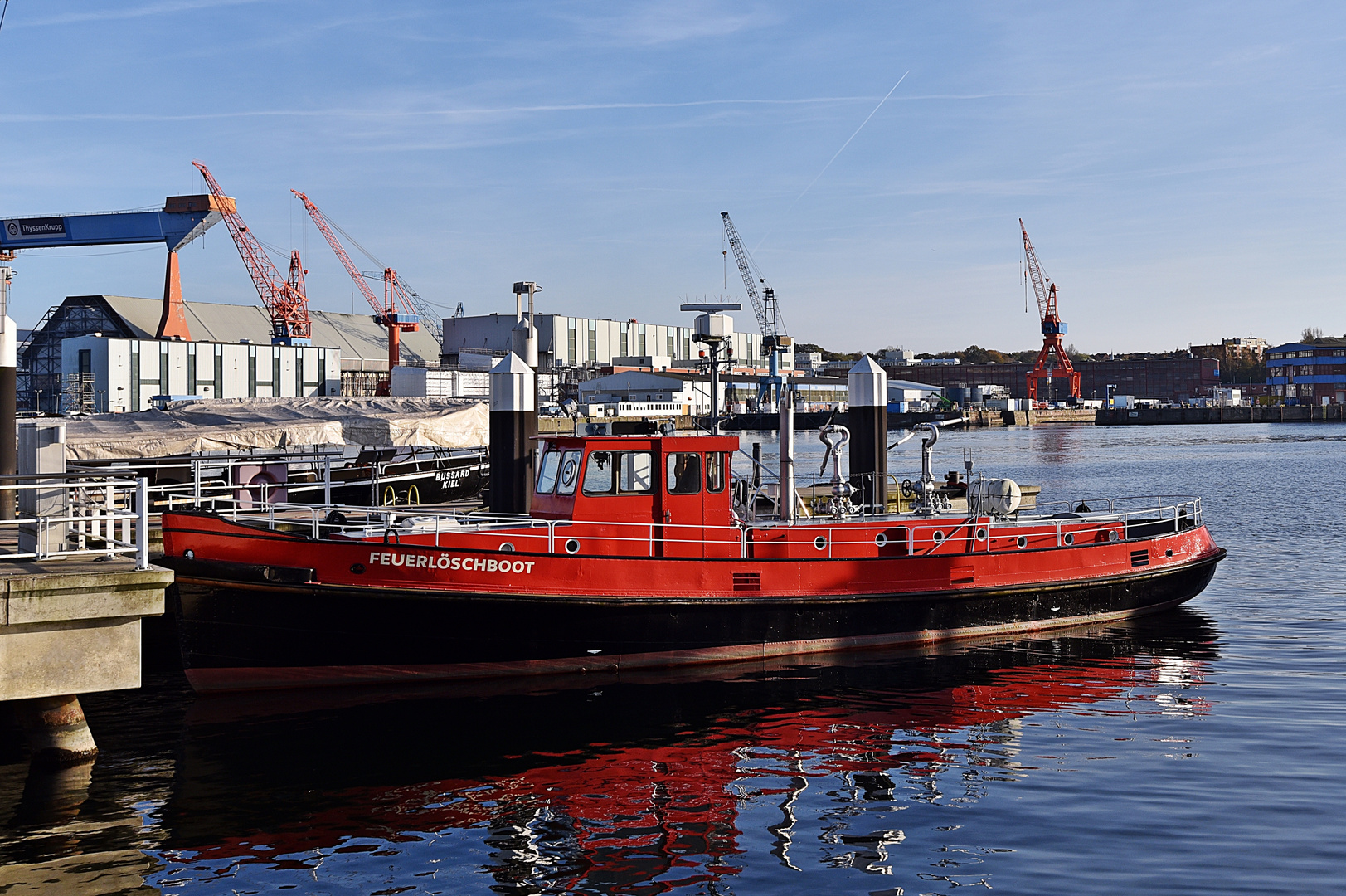 Das alte Feuerlöschboot dümpelt im Kieler Museumshafen