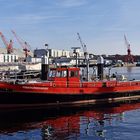 Das alte Feuerlöschboot dümpelt im Kieler Museumshafen