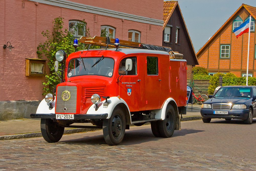 Das alte Feuerwehrauto klaut doch glatt dem 2-Sterne-SLK die Schau