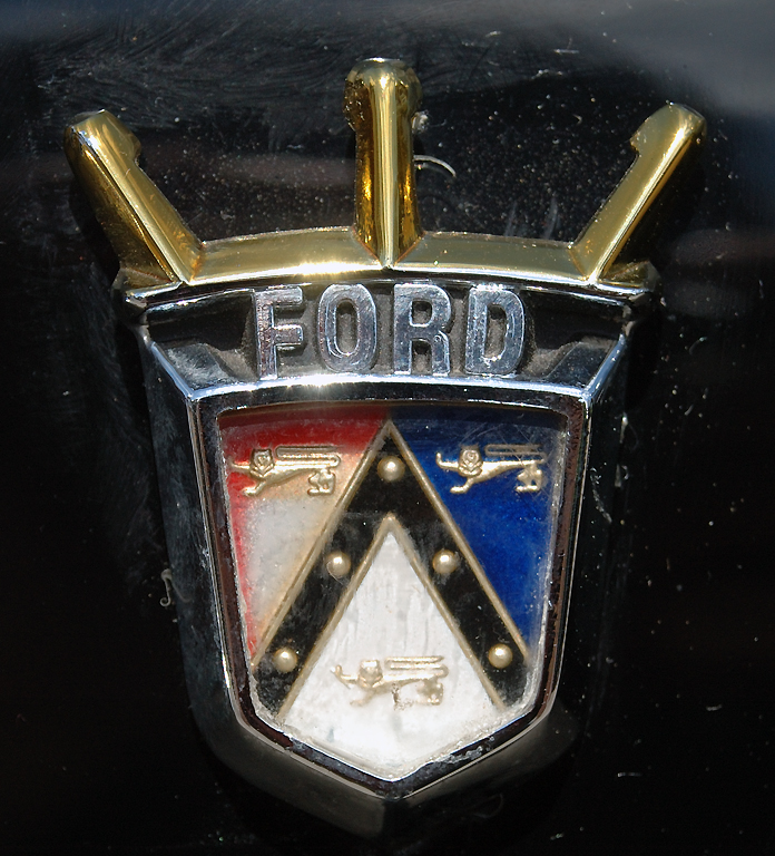 Das alte Ford-Logo auf dem Thunderbird