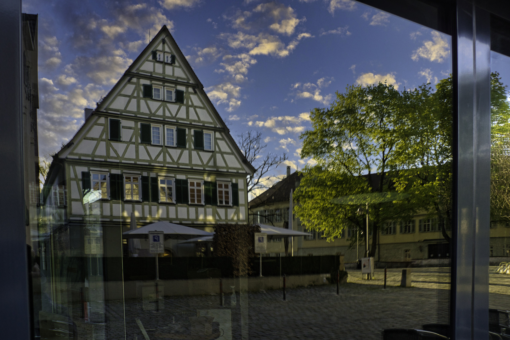 Das alte Forstamt und das Schloss spiegeln sich im Cafe