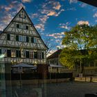 Das alte Forstamt und das Schloss spiegeln sich im Cafe