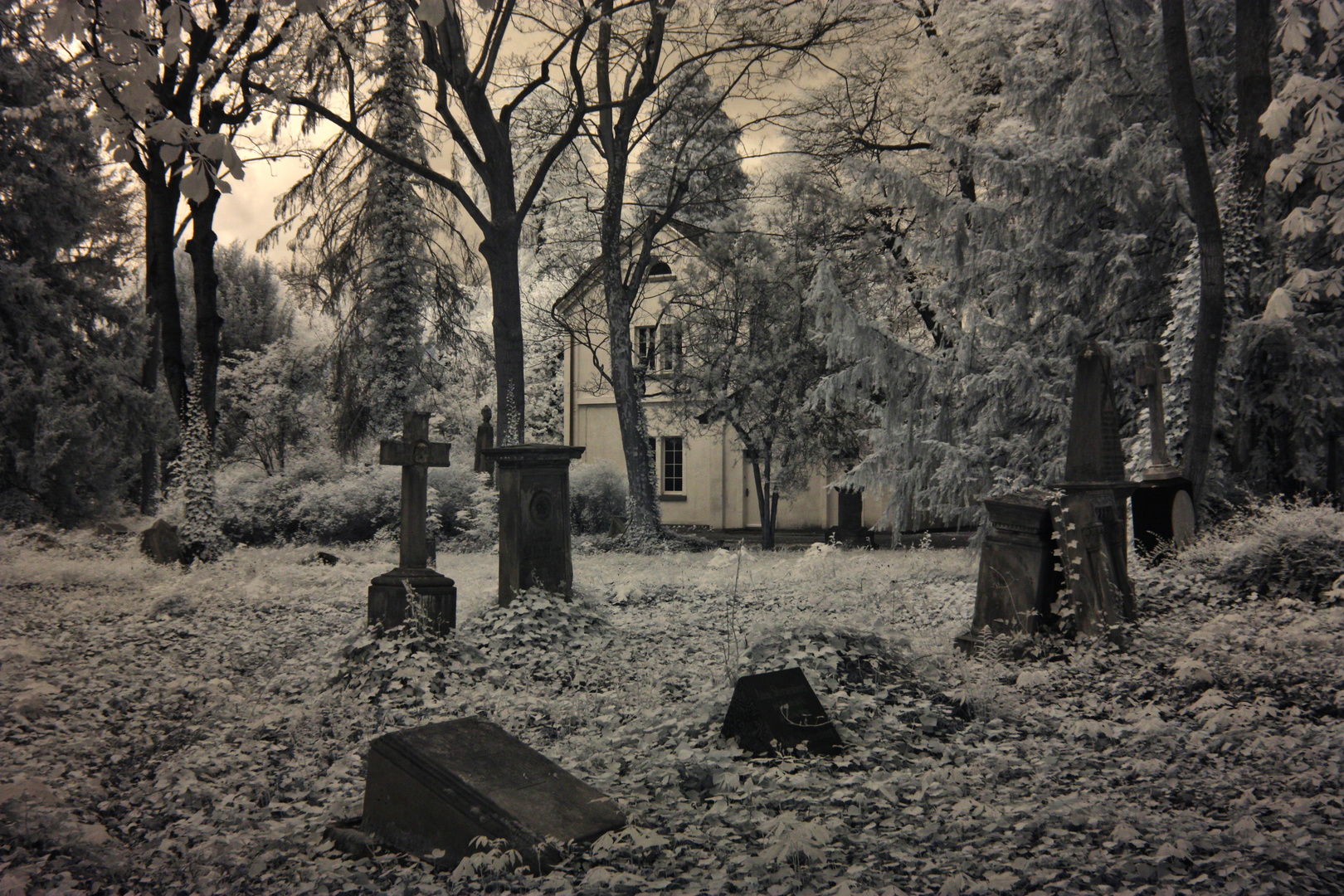 Das alte Haus auf dem Friedhof - in infrarot