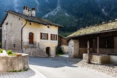 Das alte Haus und das Gebirgstal