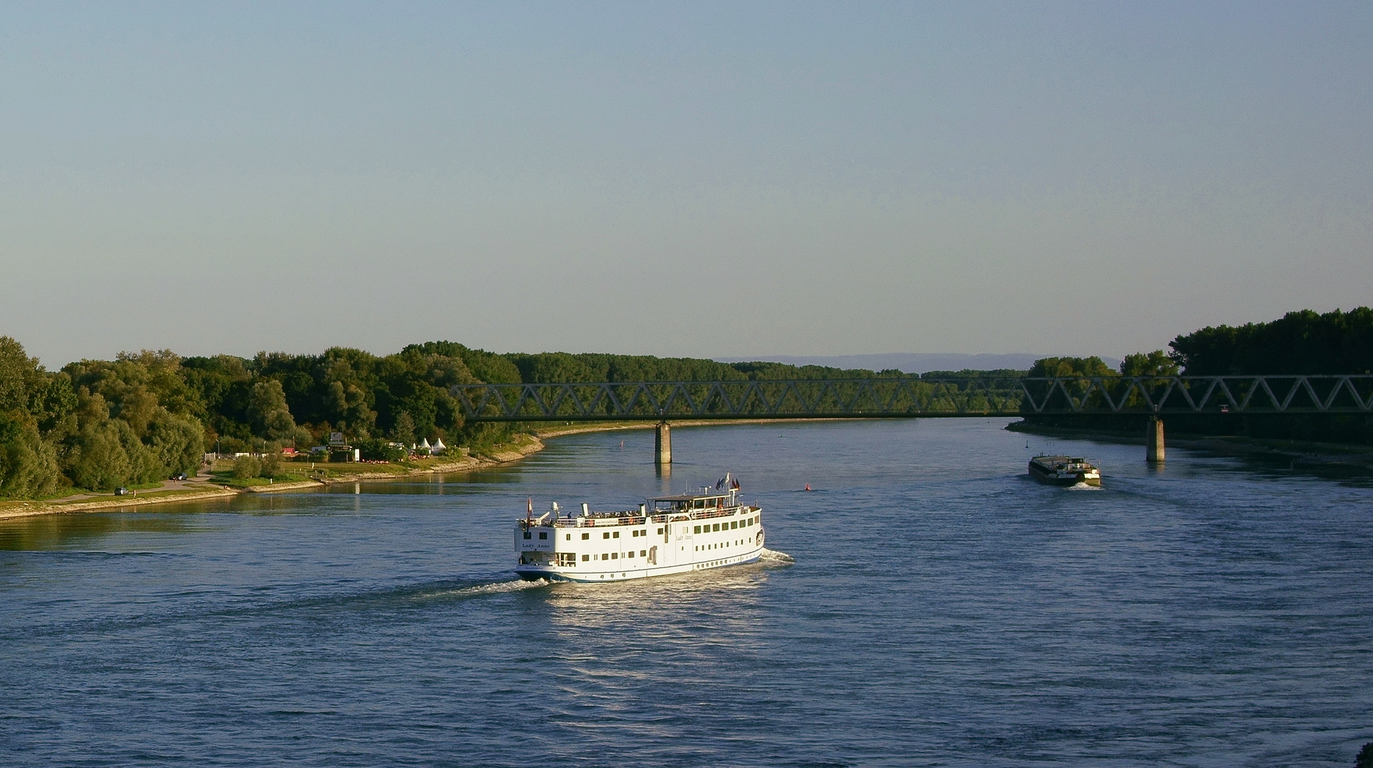 Das alte Hotelschiff  "Lady Anne" auf dem Rhein bei Germersheim. 