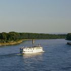 Das alte Hotelschiff  "Lady Anne" auf dem Rhein bei Germersheim. 