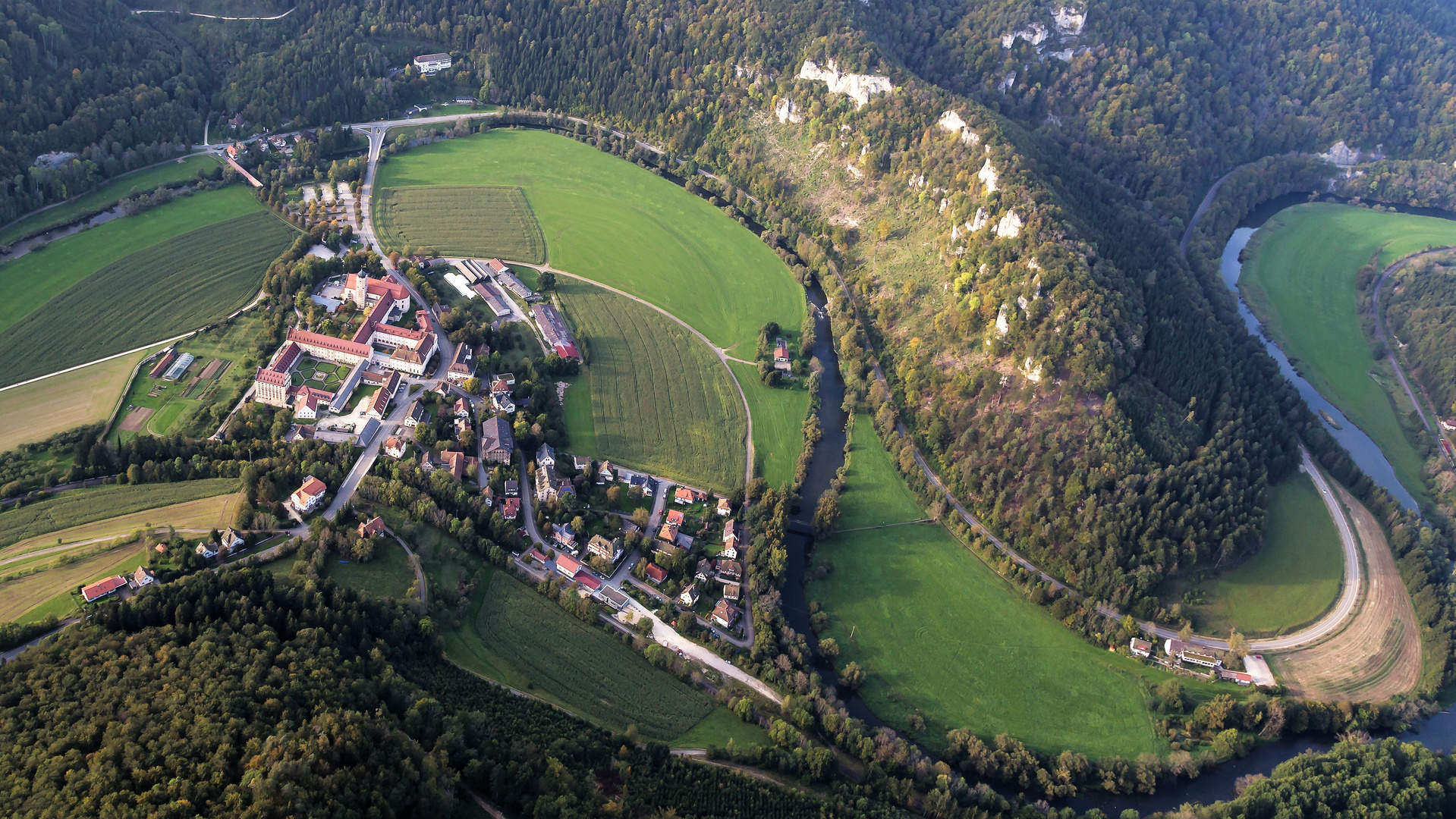 Das alte Kloster und die junge Donau