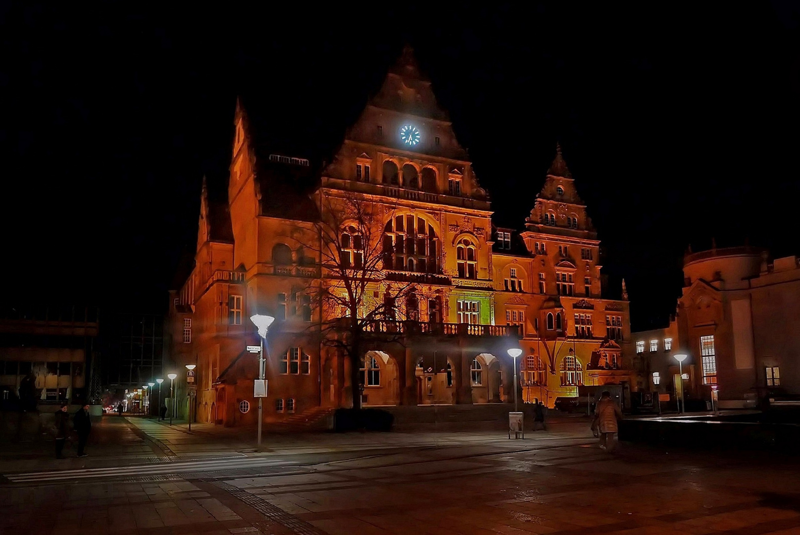 das alte Rathaus im Abenddunst.