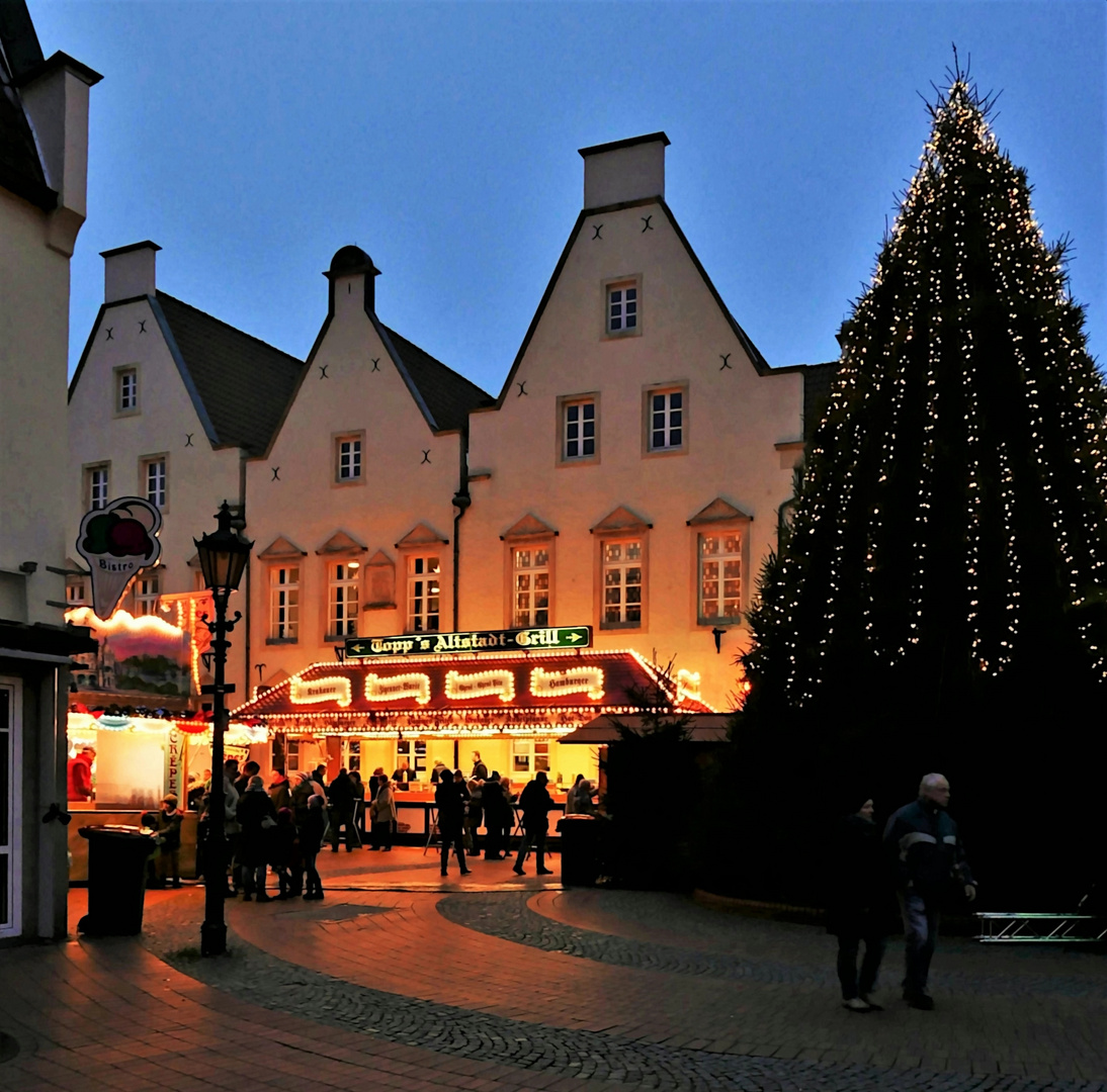 Das alte Rathaus im Advent.