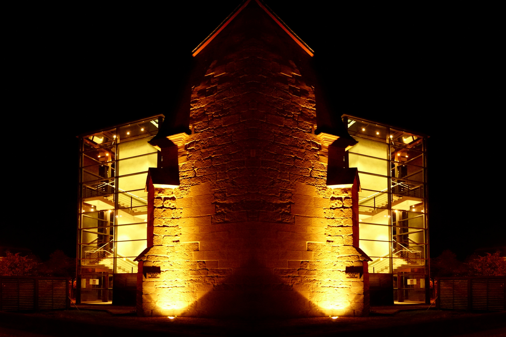 Das Alte Rathaus mit gläsernem Treppenhaus bei Nacht und gespiegelt - Collage 2 