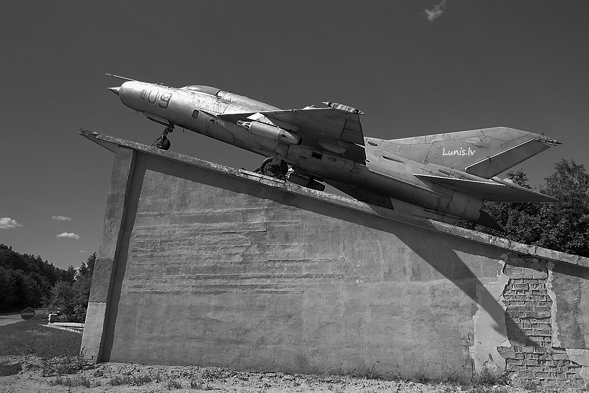 Das alte russische Denkmal in den Büschen, MIG 25