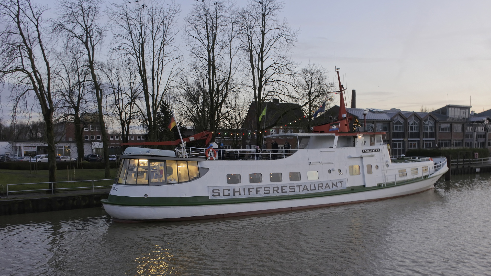 Das alte Seebäderschiff "Spiekeroog III" hat mal wieder einen neuen Liegeplatz in Leer gefunden...
