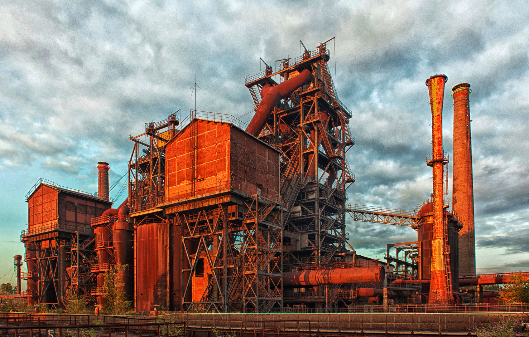 das alte Stahlwerk im Abendlicht Foto & Bild | industrie und technik das alte Stahlwerk im Abendlicht Foto & Bild | industrie und technik