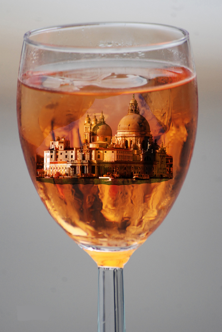 das alte Venedig im Glas Rosewein
