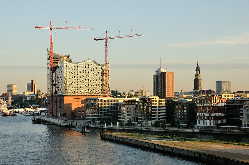 Das alte Wahrzeichen der Hansestadt Hamburg ist rechts die Hauptkirche St. Michaelis. In....