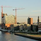 Das alte Wahrzeichen der Hansestadt Hamburg ist rechts die Hauptkirche St. Michaelis. In....