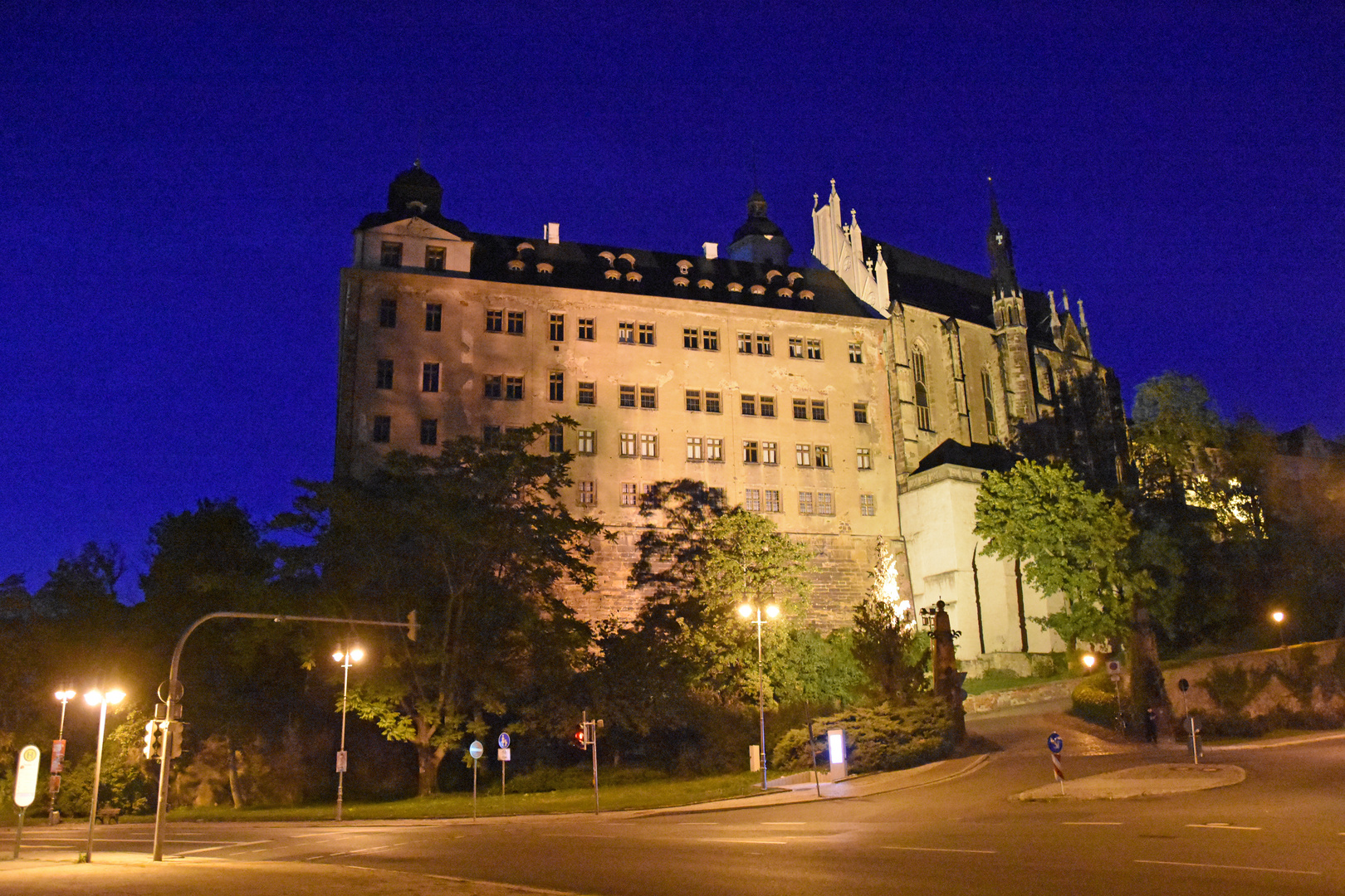 Das Altenburger Residenzschloss mit der Schlosskirche am Abend