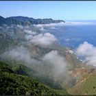 das Anagagebirge im Norden Teneriffas mit Passatstau und Teide (links oben)